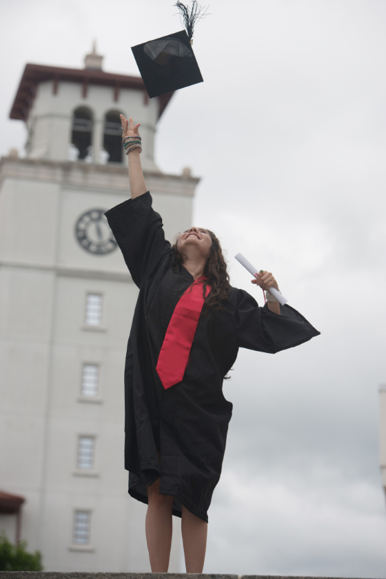 Una persona graduada de universidad